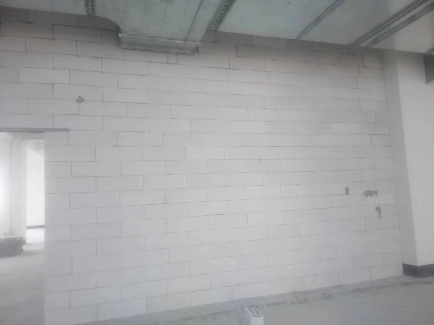 办公楼隔墙施工场景